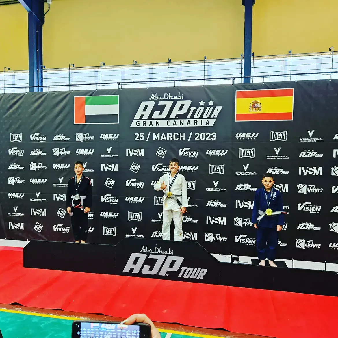 Podio del AJP Tour con banderas